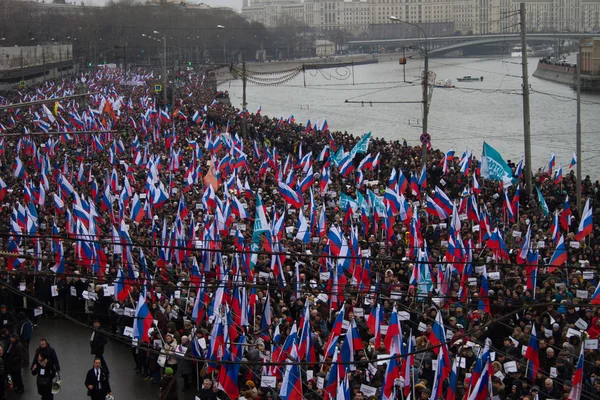 Column of oppositionists on mourning march of memory of Boris Nemtsov — Stock Photo, Image