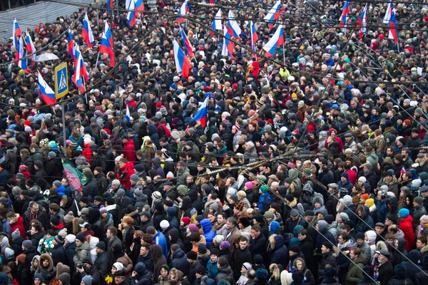 Column of oppositionists on mourning march of memory of Boris Nemtsov — Stock Photo, Image