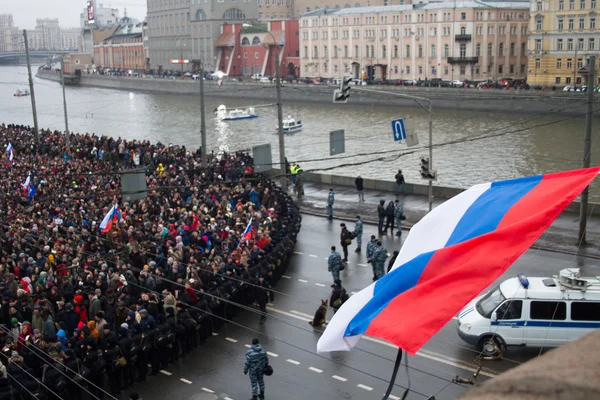 La bandera rusa ondea sobre la marcha opositora —  Fotos de Stock