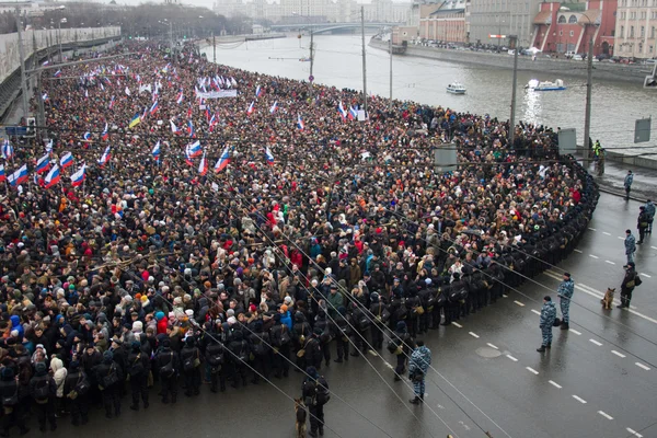 Column of oppositionists on mourning march of memory of Boris Nemtsov — Stock Photo, Image