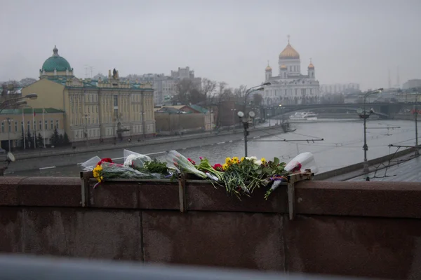 Oppositionist Boris Nemtsov öldürülmesi bir yere çiçek