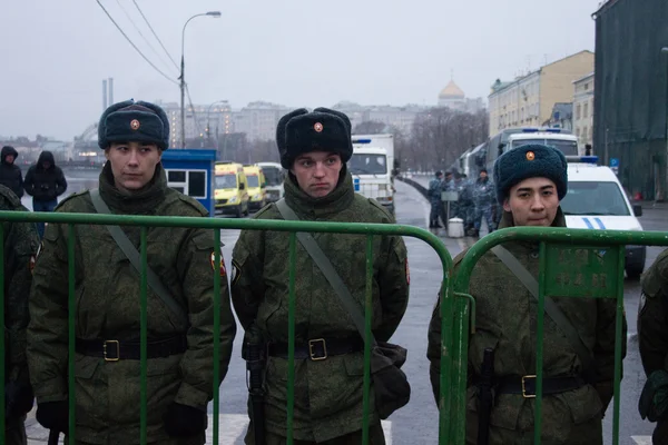 Askerler muhalefet Mart yakınındaki iç askerlerinin