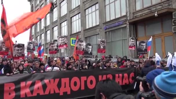 Uneral March of the opposition memory of the murdered politician Boris Nemtsov — Stock Video