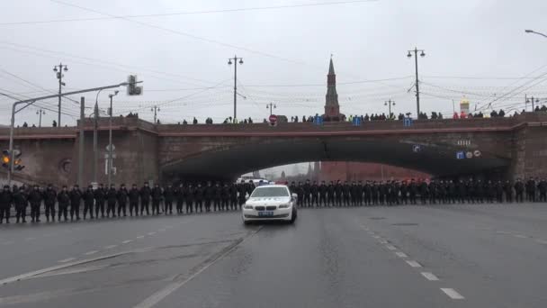 Polícia a guardar o Kremlin durante uma marcha de oposição — Vídeo de Stock