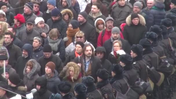 Participant de l'opposition de mars photographiant la police à Cordon — Video