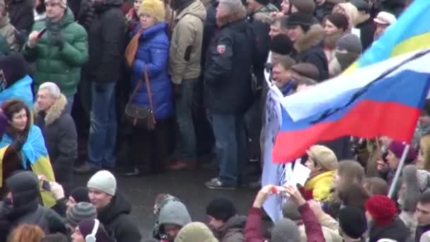 Las banderas ucranianas y la columna en apoyo de Nadezhda Savchenko en la marcha de la oposición en Moscú — Vídeo de stock