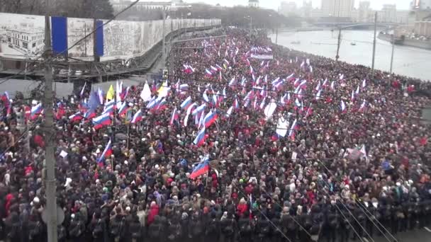 Marcha fúnebre de la memoria opositora del político asesinado Boris Nemtsov — Vídeos de Stock