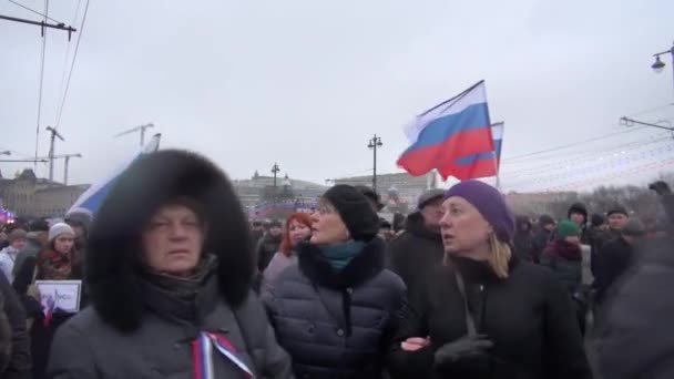 Drapeaux russes funéraires avec ruban noir sur la marche à la mémoire de Boris Nemtsov — Video