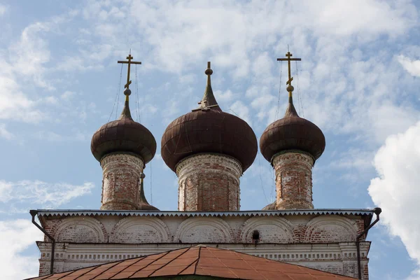 Três cruzes um no centro caiu velho edifício Igreja — Fotografia de Stock