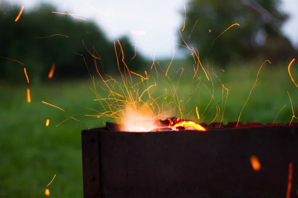 Scintille del barbecue volano dalla cena serale — Foto Stock