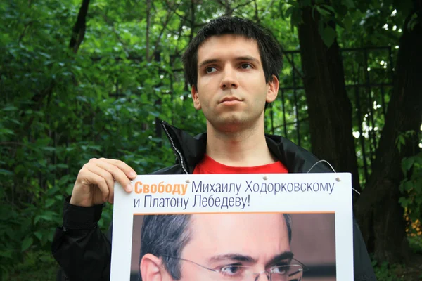 Політичний активіст Oleg Козловський на знак протесту на підтримку Ходорковського — стокове фото