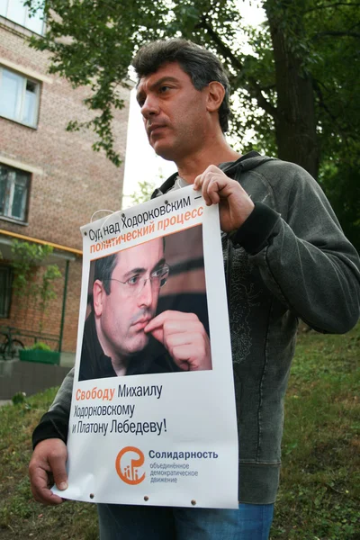 Політик Борис Нємцов на знак протесту на підтримку Ходорковського — стокове фото