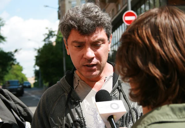Politik Boris Nemtsov rozhovor před budovou soudu, kde soud Michaila Chodorkovského — Stock fotografie