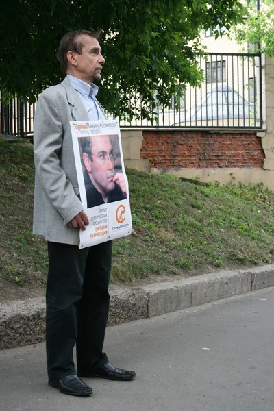 Lidská práva aktivista Lev Ponomarev protestovat na podporu Chodorkovského — Stock fotografie