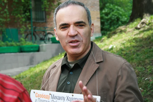Политик чемпион мира по шахматам Гарри Каспаров в знак протеста в поддержку Ходорковского — стоковое фото