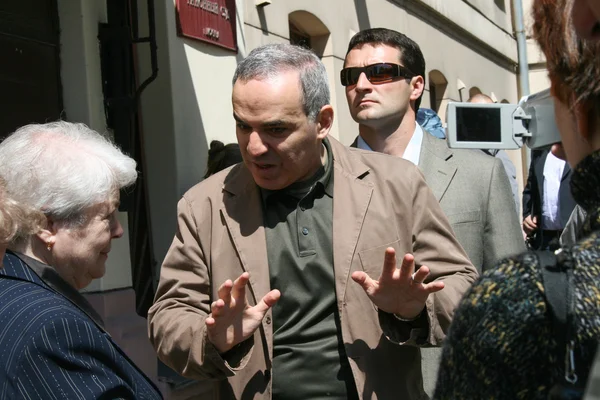 Garry Kasparov e Marina Khodorkovskaya, a mãe de Mikhail Khodorkovsky perto do edifício da corte de Hamovnichesky — Fotografia de Stock