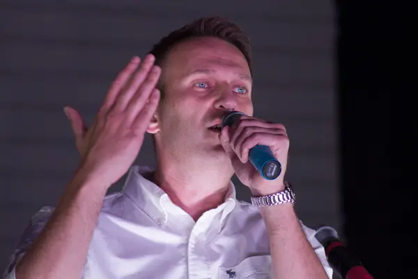 El político Alexei Navalny habla en el mitin de la oposición — Foto de Stock