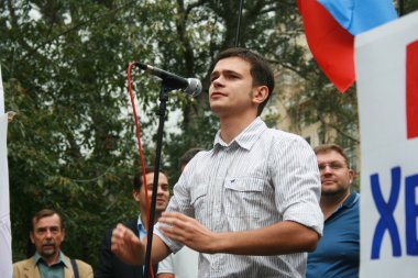 Politikacı Ilya Yashin devlet üzerinde zafer yıldönümünde Rus demokratik muhalefet mitingde acil Komitesi