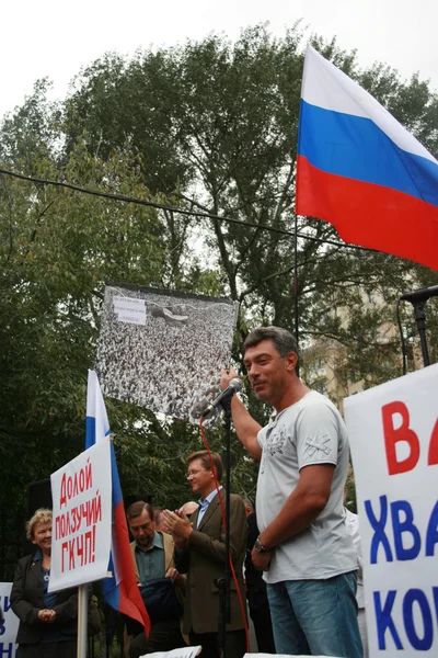 Политик Борис Немцов на митинге российской демократической оппозиции в годовщину победы над государственным чрезвычайным комитетом — стоковое фото