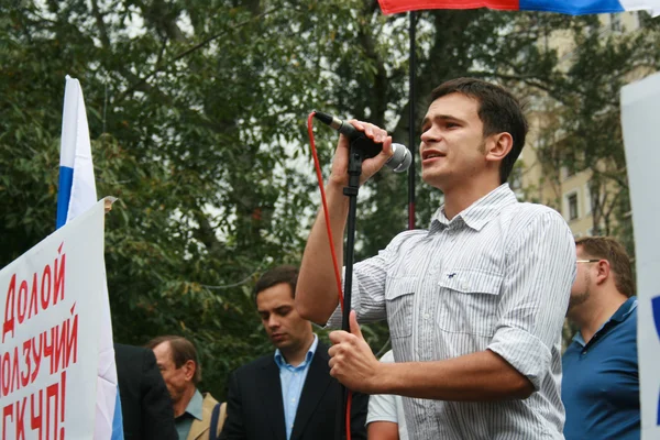 A política Ilya Yashin no comício da oposição democrática russa no aniversário da vitória sobre o Comitê de emergência do Estado — Fotografia de Stock