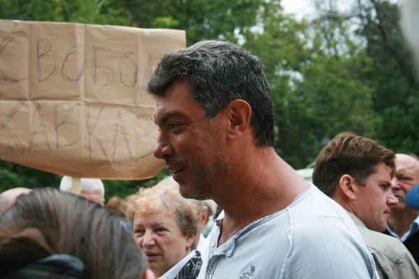 Le politicien Boris Nemtsov s'entretient avec les gens après le rassemblement de l'anniversaire des événements de 1991 — Photo