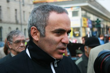 Politikacı Garry Kasparov Beslan'daki okulda terörist saldırı yıldönümünde Moskova'da anma toplantısında