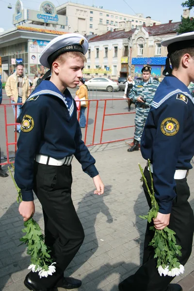 士官候補生の軍事組織の代表がベスランの学校でテロリストの攻撃の記念日にモスクワで法事に来た — ストック写真