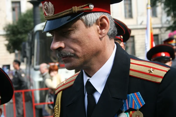 Os representantes da organização militar cadete vieram ao serviço comemorativo em Moscou no aniversário do ataque terrorista na escola em Beslan — Fotografia de Stock