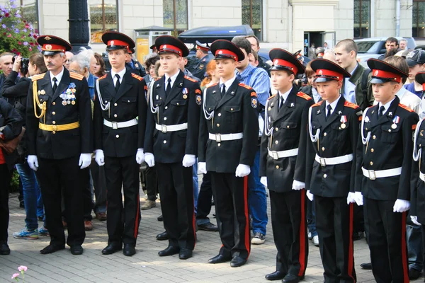 Os representantes da organização militar cadete vieram ao serviço comemorativo em Moscou no aniversário do ataque terrorista na escola em Beslan — Fotografia de Stock