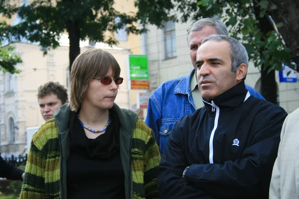 Policies Marina Litvinovich and Garry Kasparov at the memorial meeting in Moscow on the anniversary of the terrorist attack on a school in Beslan — Stock Photo, Image
