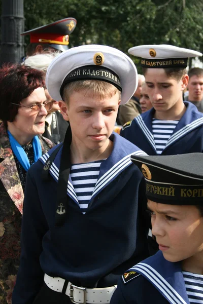 Os representantes da organização militar cadete vieram ao serviço comemorativo em Moscou no aniversário do ataque terrorista na escola em Beslan — Fotografia de Stock