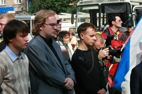 Politici van de Jabloko partij, Ivan Bolshakov en Alexander Gnezdilov tijdens de memorial vergadering in Moskou op de verjaardag van de terroristische aanval op de school in Beslan — Stockfoto