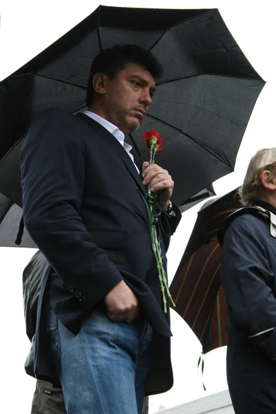 Politiker Boris Nemzow bei einer Kundgebung zum Gedenken an Anna Politkowskaja — Stockfoto