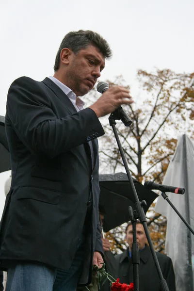 Politician Boris Nemtsov at a rally memory of Anna Politkovskaya — Stock Photo, Image