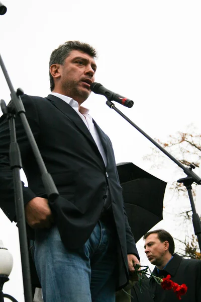 Politician Boris Nemtsov at a rally memory of Anna Politkovskaya — Stock Photo, Image