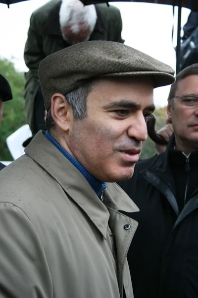 Politician Garry Kasparov interview after the rally in memory of Anna Politkovskaya — Stock Photo, Image