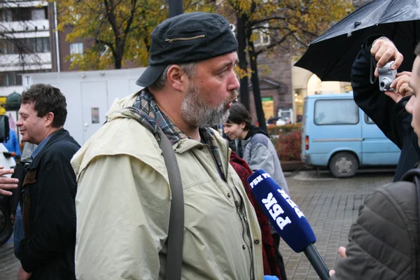 Dmitry Muratov interviews after the rally in memory of Anna Politkovskaya — Stockfoto