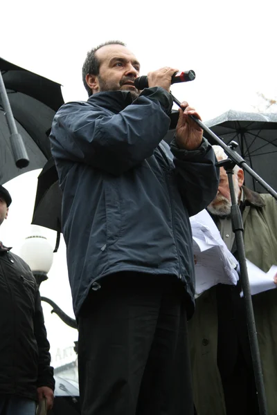 Satirist Viktor Shenderovich at the rally in memory of Anna Politkovskaya — Stockfoto