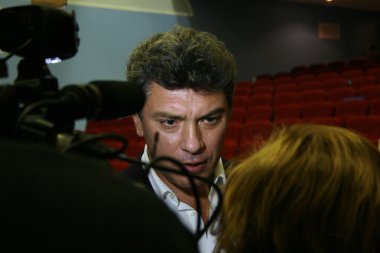 Moscow region, Rusya Federasyonu - 15 Kasım 2008. Politikacı Boris Nemtsov Gazeteciler Birliği, sağ güçler parti terhis etmek kötü bir fikir olduğunu söylüyor.