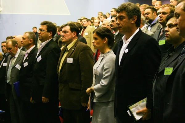 Moscou, Rússia - 15 de novembro de 2008. O político Boris Nemtsov e Maria Gaidar entre os participantes do último Congresso do partido União das Forças de Direito ouvem o hino nacional — Fotografia de Stock