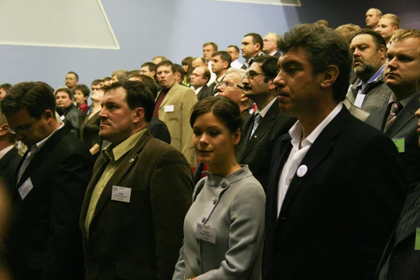 Moscú, Rusia - 15 de noviembre de 2008. El político Boris Nemtsov y María Gaidar entre los participantes en el último Congreso del partido Unión de Fuerzas de Derecha escuchan el himno nacional — Foto de Stock