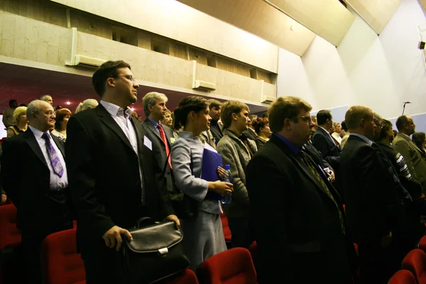 Moscú, Rusia - 15 de noviembre de 2008. El comienzo del último Congreso del partido Unión de Fuerzas de Derecha. Los participantes escuchan el himno. Entre ellos están los políticos Vladlen Maksimov y — Foto de Stock