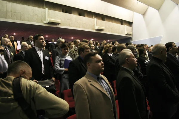 Moscú, Rusia - 15 de noviembre de 2008. El comienzo del último Congreso del partido Unión de Fuerzas de Derecha. Los participantes escuchan el himno. Entre ellos están los políticos Vladlen Maksimov y — Foto de Stock