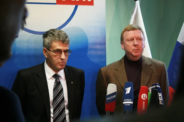 Moscow region, Russia - November 15, 2008. Politicians Leonid Gozman, Anatoly Chubais and explain to journalists the necessity of the dissolution of the party Union of Right Forces — Stock fotografie
