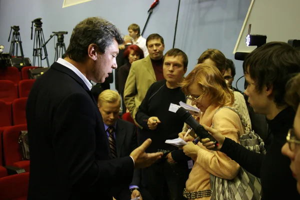 Moskevská oblast, Rusko - 15. listopad 2008. Politik Boris Nemtsov říká reportérům, že rozpadne strana Svaz pravicových sil je špatný nápad. — Stock fotografie