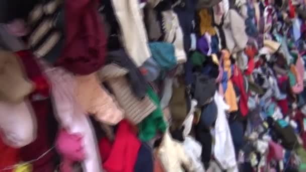 Reciclagem e triagem de têxteis armazém roupas velhas — Vídeo de Stock