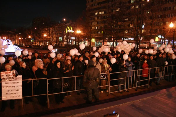 Pessoas no comício em apoio a Natalia Morari — Fotografia de Stock