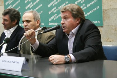 Gazeteci Alexander Ryklin Rus muhalefet bir basın toplantısında konuşuyor