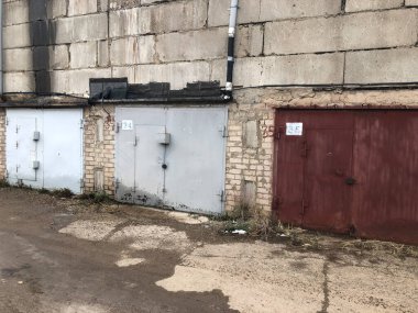 Eski terk edilmiş garajlar.