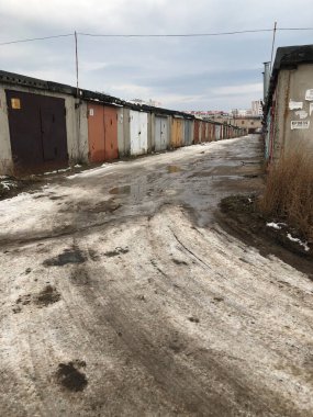 Eski terk edilmiş garajlar.